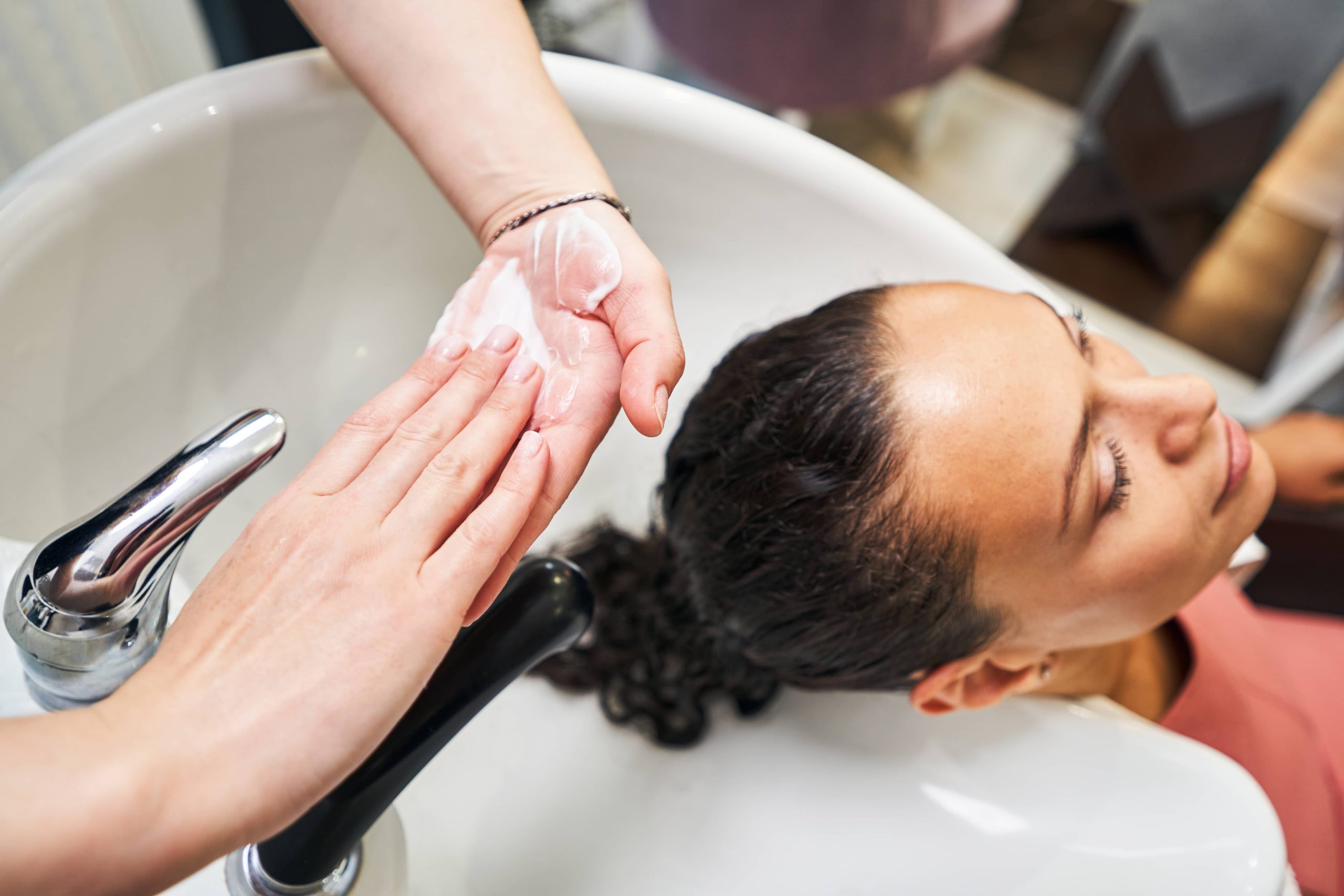 Lernen Sie, wie Sie den perfekten Blowout zu Hause meistern können